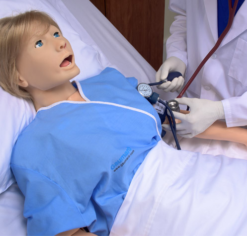 Profissional aferindo pressão arterial do simulador Susie