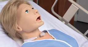 Simulador Susie em leito com cânula para traqueostomia