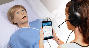 Profissional utilizando OMNI 2 e simulador Susie com leito hospitalar