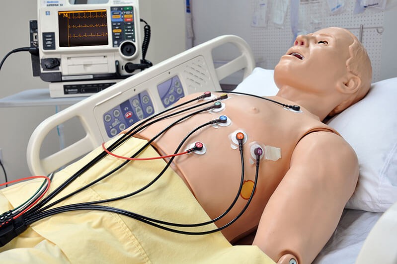 Simulador Hal em leito hospitalar com eletrodos de ECG