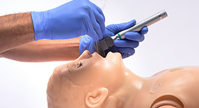 Procedimento de intubação em simulador avançado