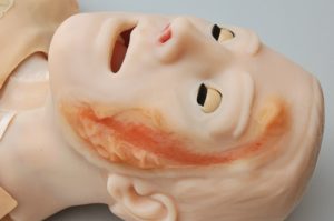 Ferimento WK120 na lateral esquerda do rosto do simulador