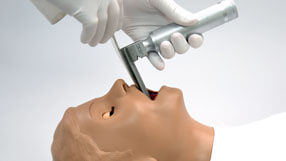Profissional realizando intubação gástrica no simulador