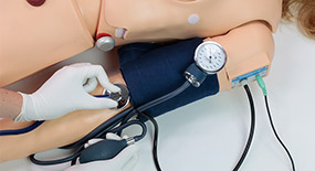 Profissional aferindo pressão arterial do simulador S222.100.250