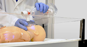 Profissional utilizando BVM em simulador de recém-nascido S554.100