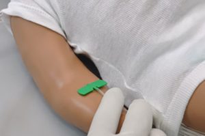 Braço com acesso intravenoso