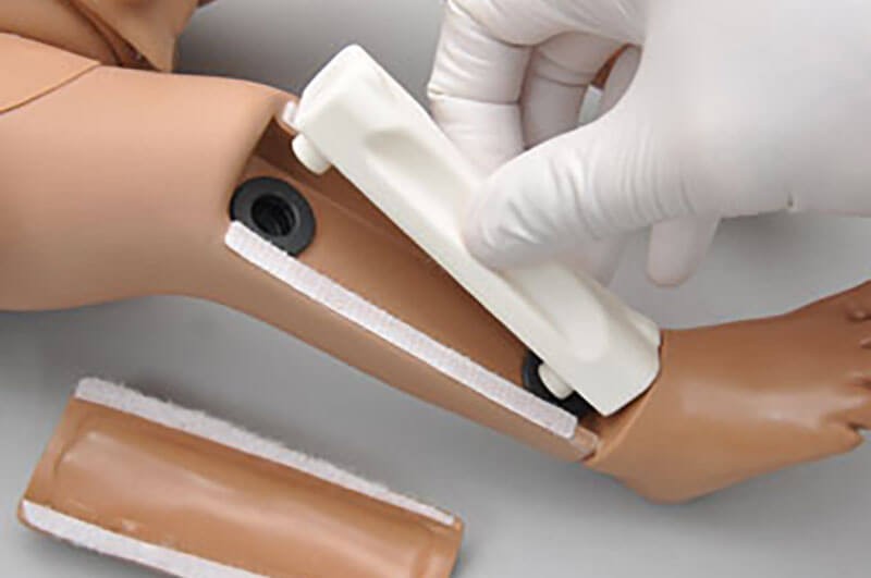 Profissional alterando perna intra-óssea do simulador S320.200