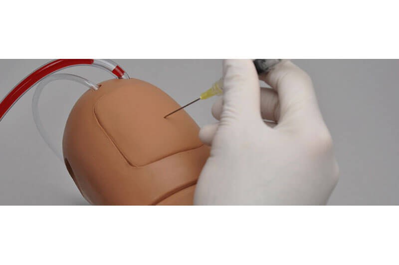 Profissional realizando acesso intravenoso no simulador S401.100 de treinamento