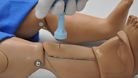Profissional realizando infusão intra-óssea no simulador