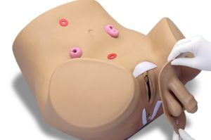 Profissional realizando troca do membro genital no simulador s230.10