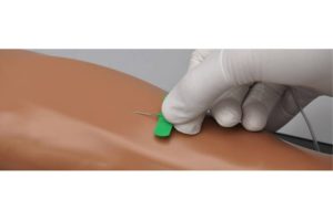 Profissional realizando acesso intravenoso no simulador S401