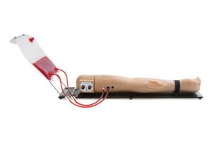 Braço para treinamento recebendo liquido por método intravenoso