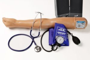 Simulador de braço com aferidor de pressão e caixas de som