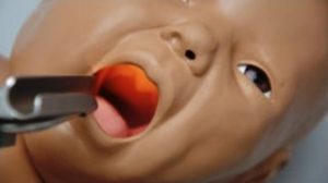 Profissional verificando as vias aéreas do simulador S320