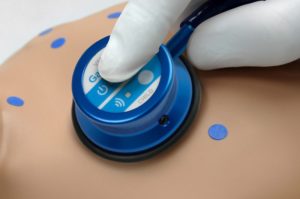Profissional utilizando estetoscópio no simulador S314.300